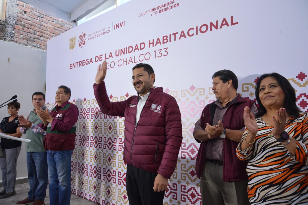 Entrega Martí Batres vivienda nueva de interés social a 43 familias 