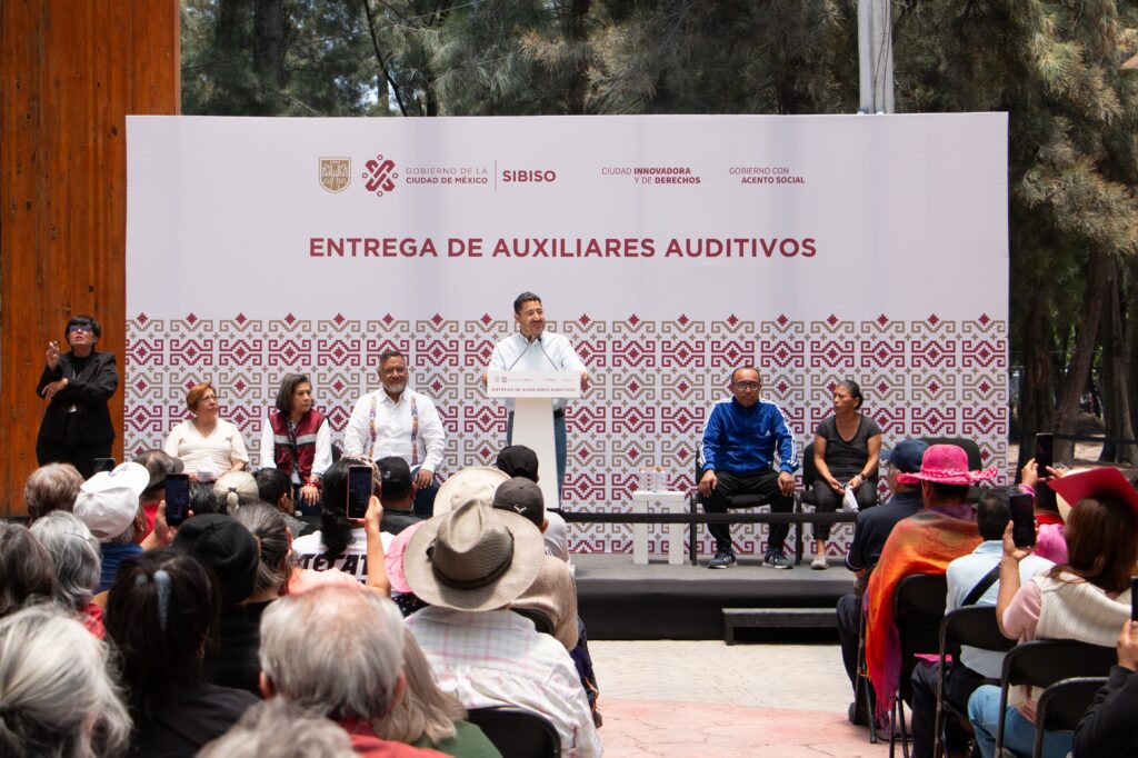 Martí Batres entrega auxiliares auditivos a 193 capitalinos