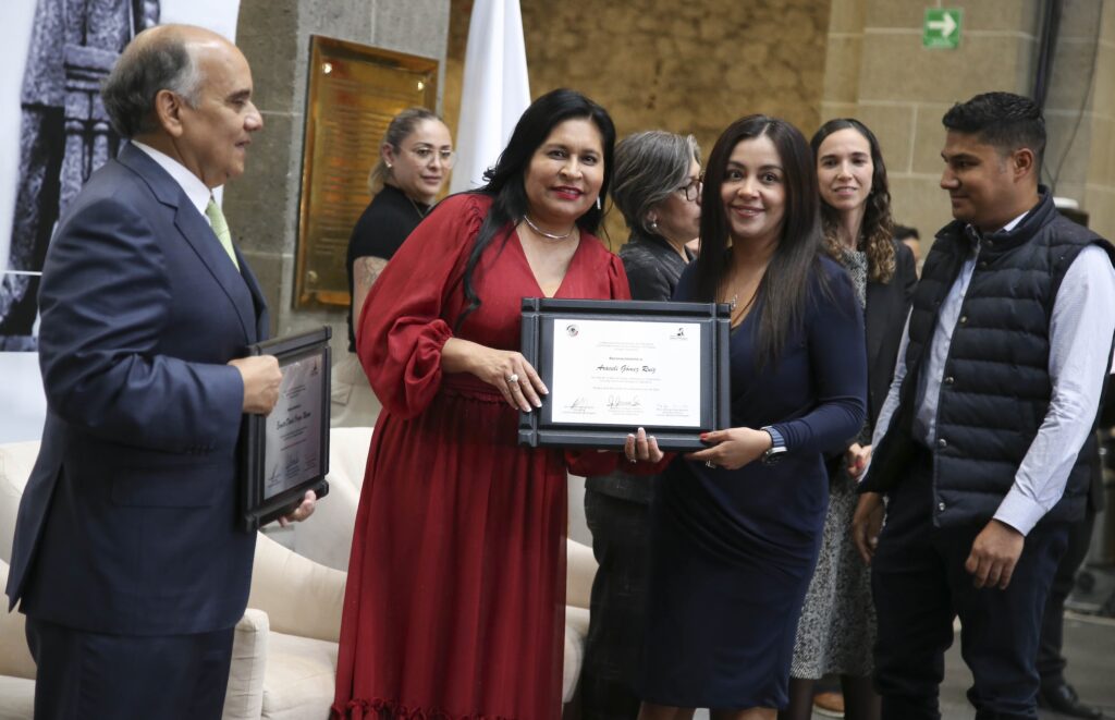 Senado entrega reconocimientos a personal del Instituto Belisario Domínguez