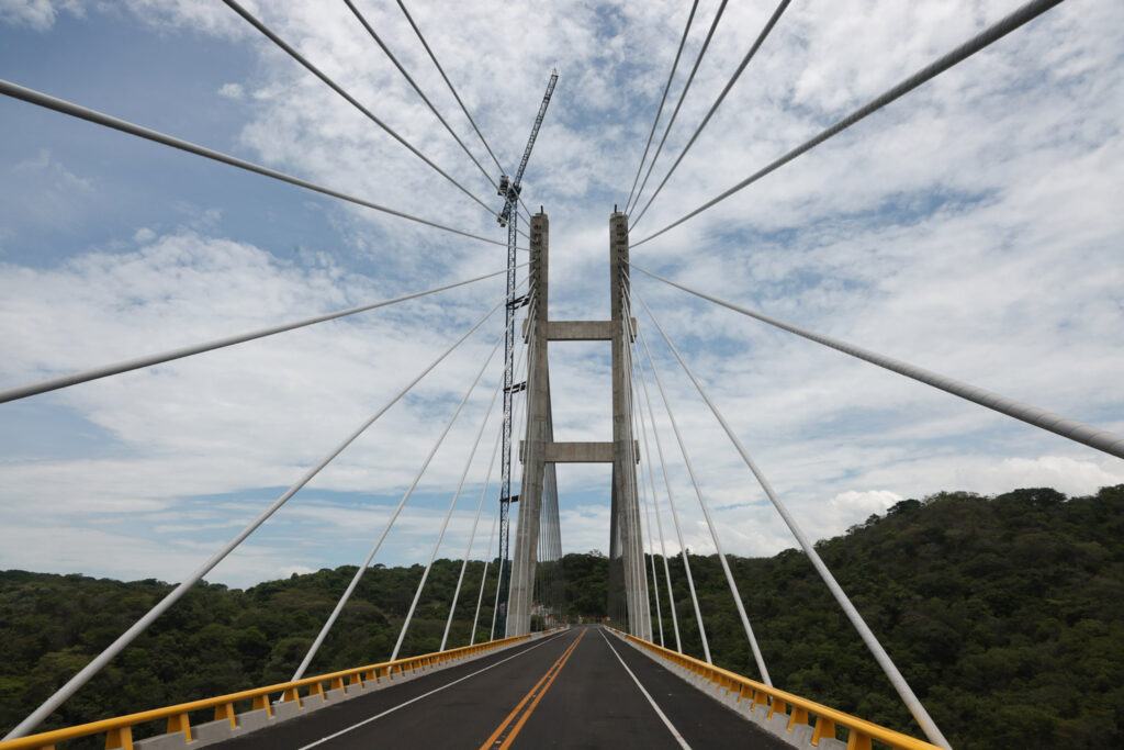 López Obrador inaugura puente atirantado La Concordia, en Chiapas