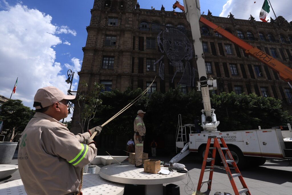 Inició instalación de alumbrado en el Zócalo con motivo de las Fiestas Patrias