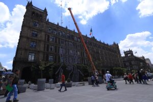 Inició decoración en el Zócalo con motivo de las Fiestas Patrias