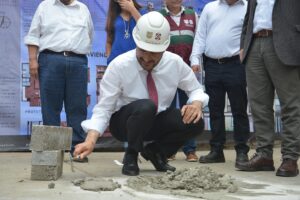 Coloca Martí Batres primera piedra de la UH “Ahuejote 61” en Coyoacán