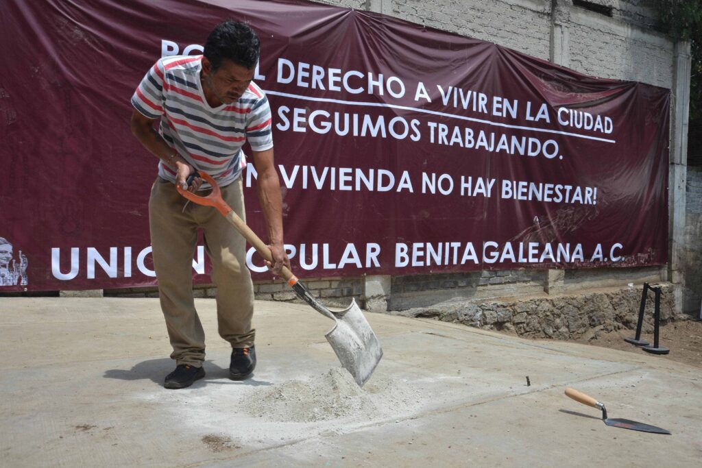 Coloca Martí Batres primera piedra de la UH “Ahuejote 61” en Coyoacán