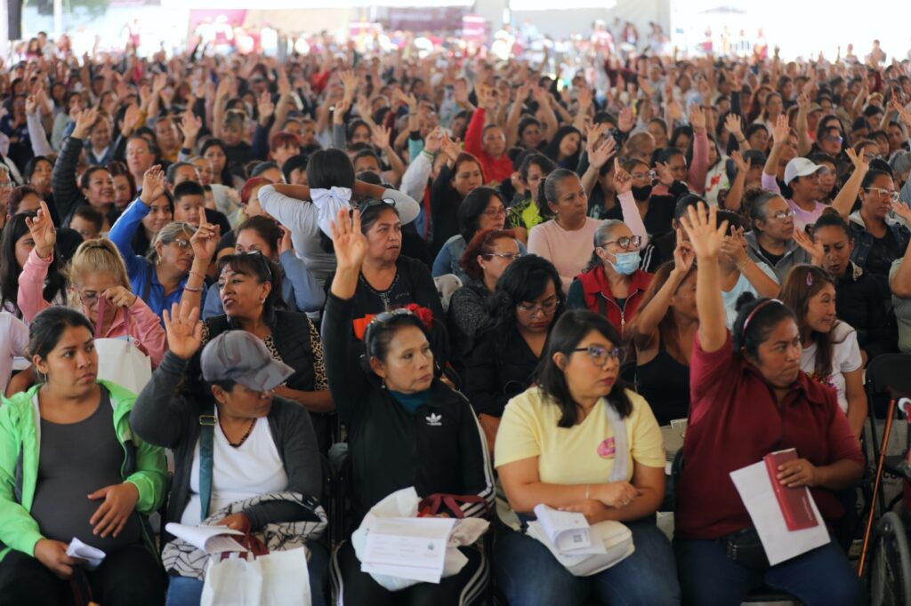 Continúa entrega de tarjetas Mujeres con Bienestar en Tlalnepantla