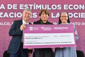 Delfina Gómez entrega estímulos económicos a organizaciones civiles