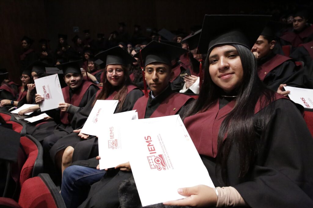 Entrega IEMS certificados a estudiantes egresados