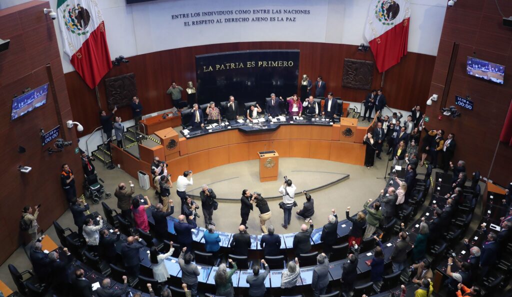 Senado de la República reconocen a la UNAM en el Muro de Honor