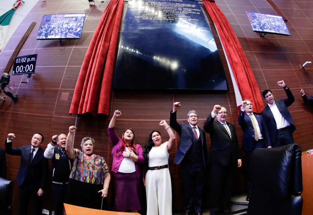 Senado de la República reconocen a la UNAM en el Muro de Honor