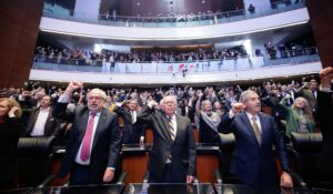 Senado de la República reconocen a la UNAM en el Muro de Honor