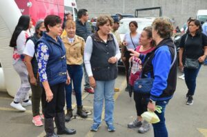 Delfina Gómez recorre calles de Chalco afectadas por lluvias