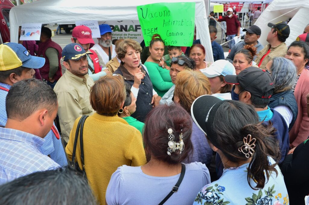 Delfina Gómez recorre calles de Chalco afectadas por lluvias