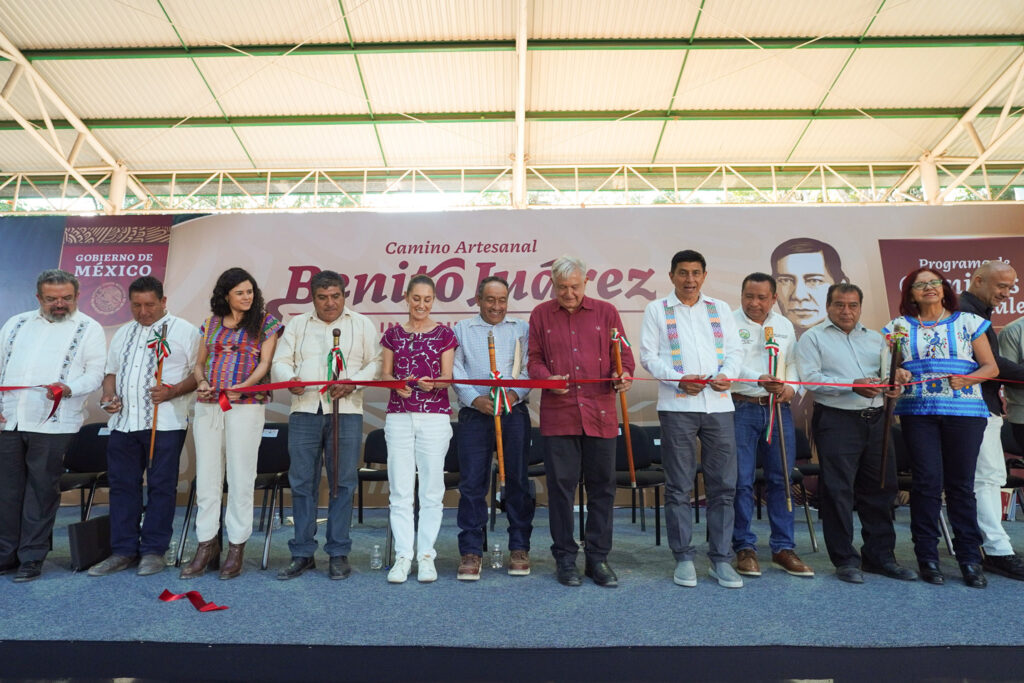 López Obrador inaugura el camino artesanal "Benito Juárez" en Oaxaca