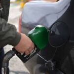 EU analiza suspender impuesto a gasolina ante alza de precios por guerra con Irán