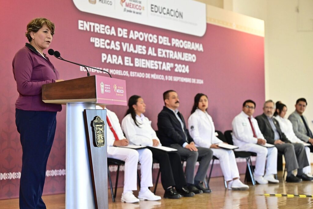 Delfina Gómez entrega becas "Viajes al Extranjero" a estudiantes