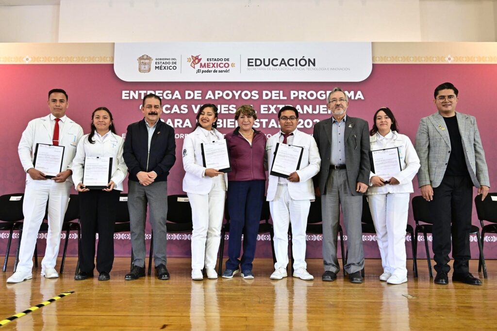 Delfina Gómez entrega becas "Viajes al Extranjero" a estudiantes