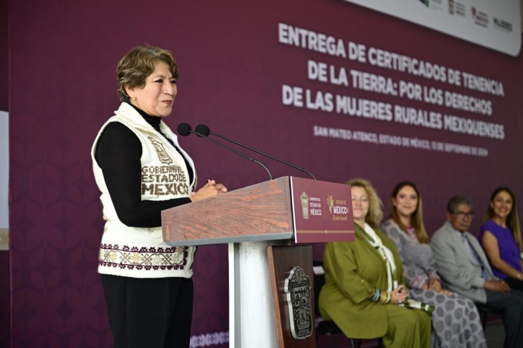 Delfina Gómez entrega certificados de tenencia de la tierra a mujeres rurales