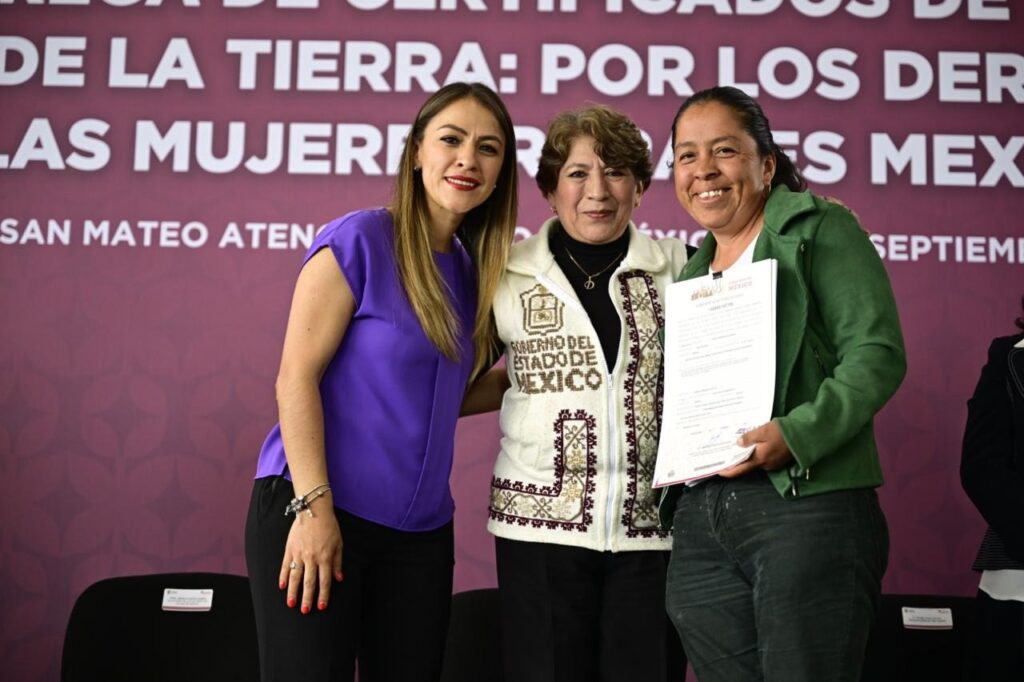 Delfina Gómez entrega certificados de tenencia de la tierra a mujeres rurales