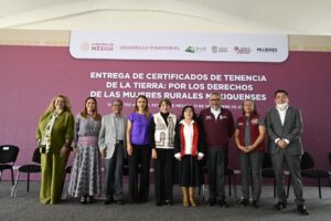 Delfina Gómez entrega certificados de tenencia de la tierra a mujeres rurales