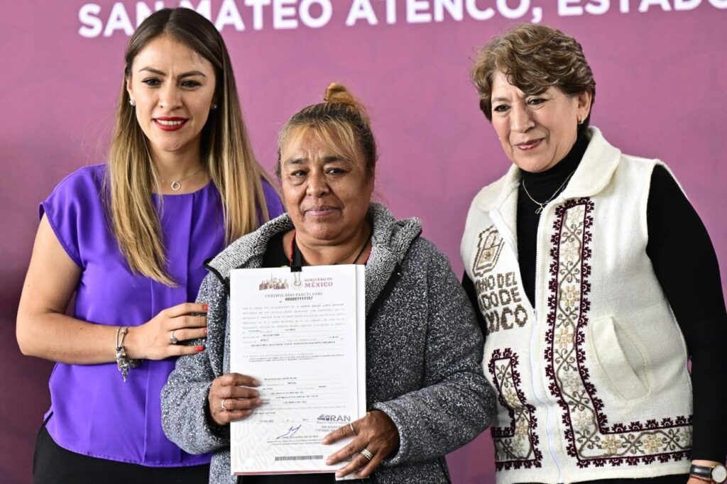 Delfina Gómez entrega certificados de tenencia de la tierra a mujeres rurales