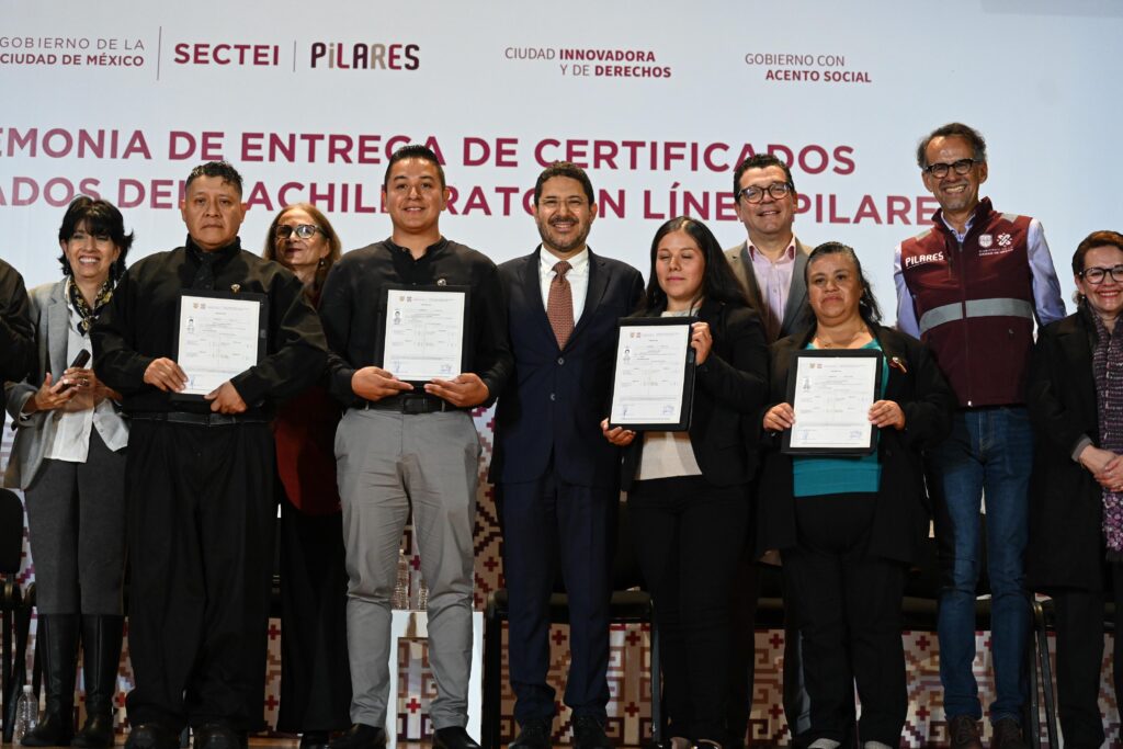 Entrega Martí Batres certificados a egresados del bachillerato en línea PILARES