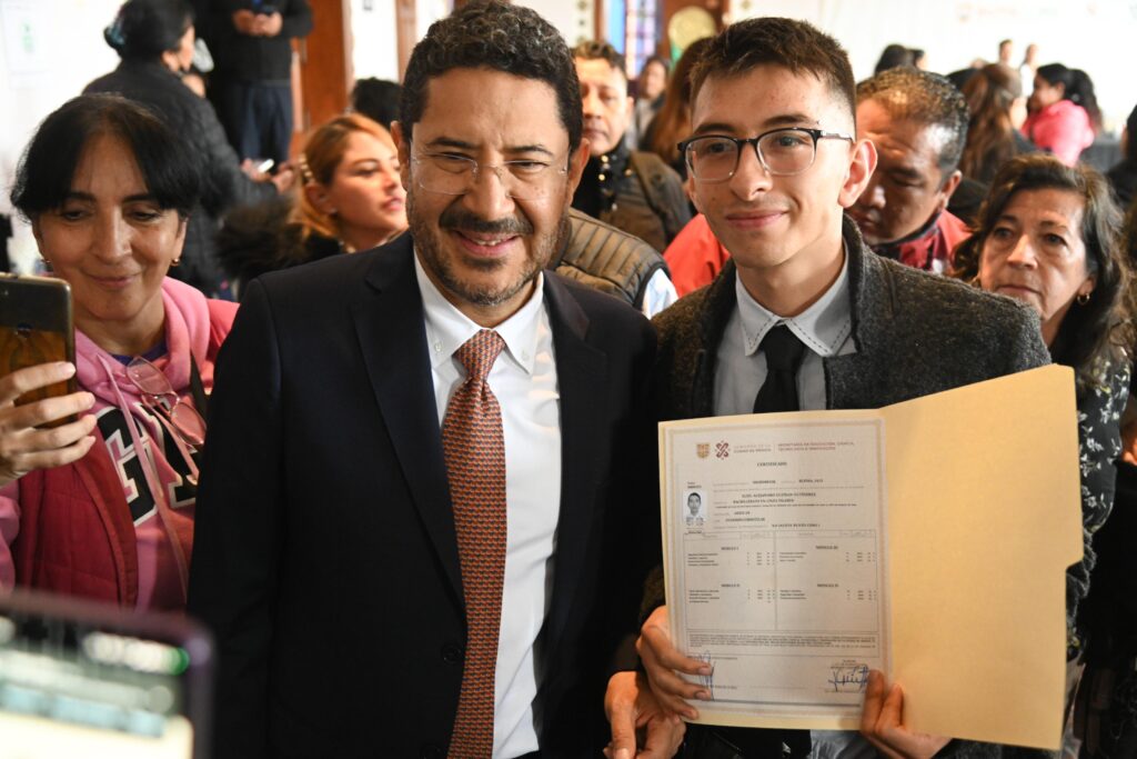 Entrega Martí Batres certificados a egresados del bachillerato en línea PILARES