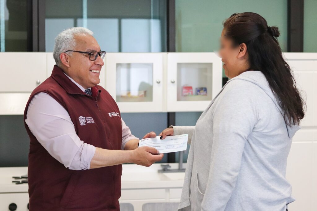 Gobierno Edoméx entrega becas a niños y adolescentes víctimas del delito