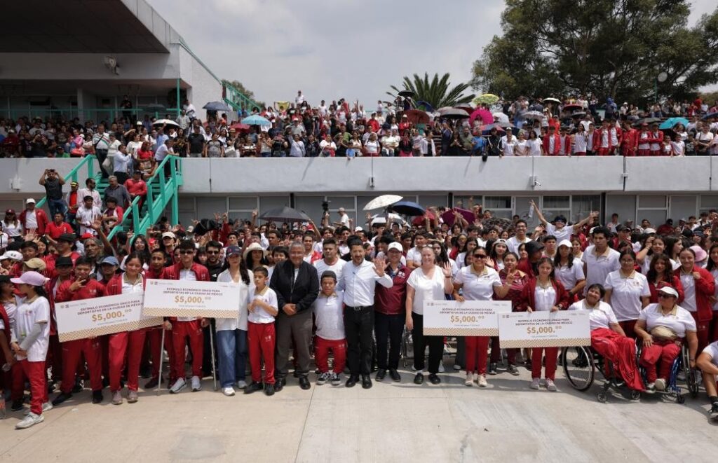 Martí Batres entrega estímulos económicos a mil 535 deportistas