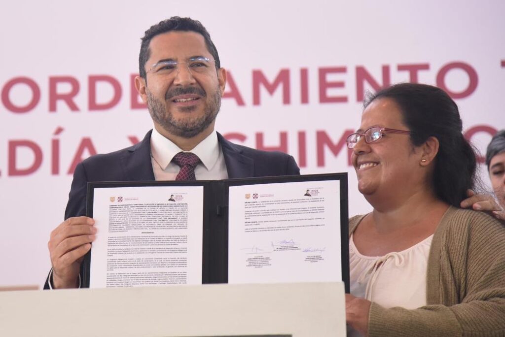 Martí Batres firma convenios para regularizar 40 asentamientos en Xochimilco