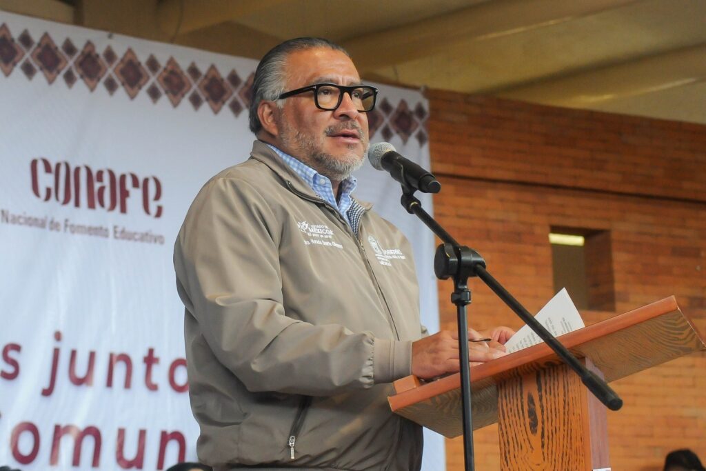 Reconocen la labor de educadores rurales en el 53 aniversario del CONAFE