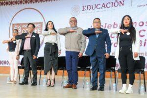 Reconocen la labor de educadores rurales en el 53 aniversario del CONAFE