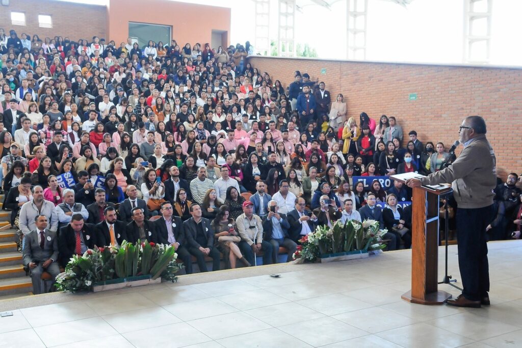 Reconocen la labor de educadores rurales en el 53 aniversario del CONAFE