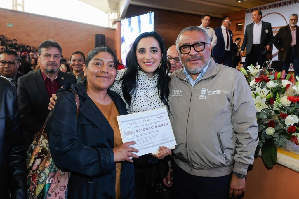 Reconocen la labor de educadores rurales en el 53 aniversario del CONAFE