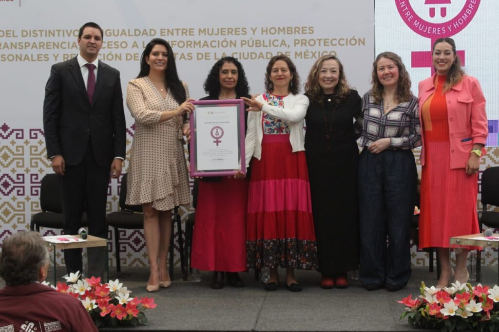 SEMUJERES Otorga al INFO CDMX el distintivo de igualdad entre mujeres y hombres