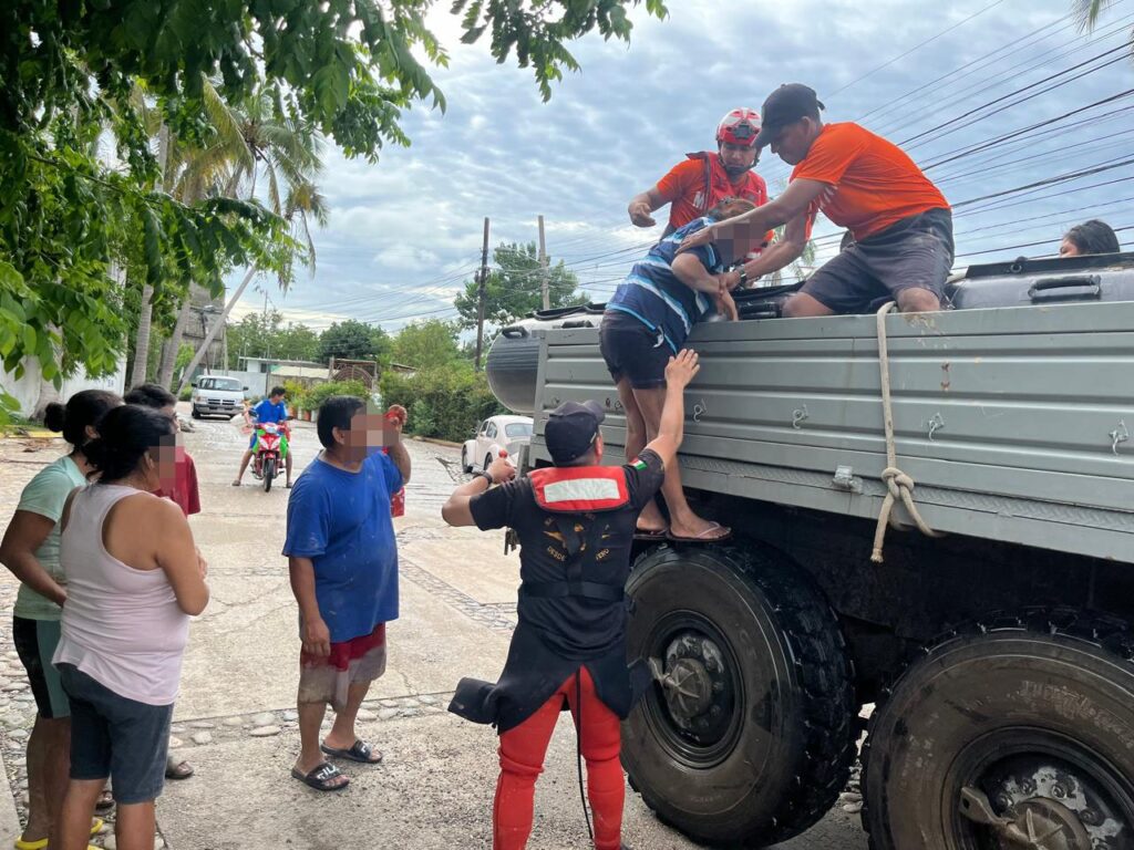 Marina refuerza apoyo en Acapulco con 32 toneladas de insumos tras "John"