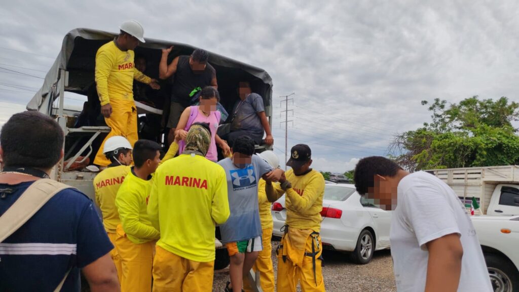 Marina refuerza apoyo en Acapulco con 32 toneladas de insumos tras "John"