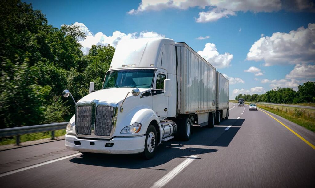 Impulsan iniciativa para prohibir la circulación de autotransporte de doble remolque