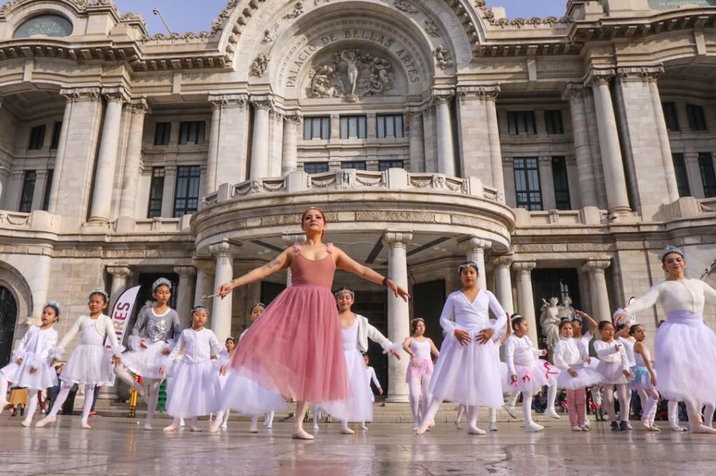 PILARES llevó “El Cascanueces” a la explanada del Palacio de Bellas Artes