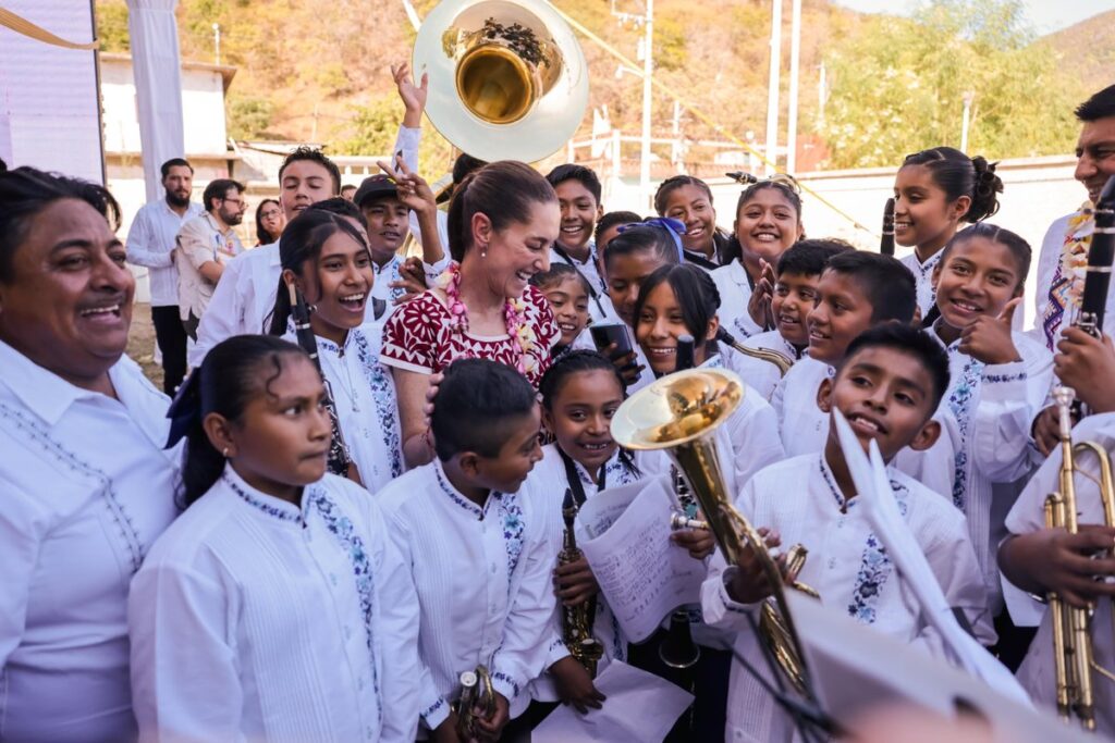 Inaugura Sheinbaum Centro de Salud Docente en Santiago Astata, Oaxaca