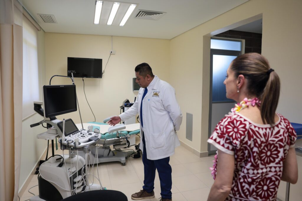 Inaugura Sheinbaum Centro de Salud Docente en Santiago Astata, Oaxaca