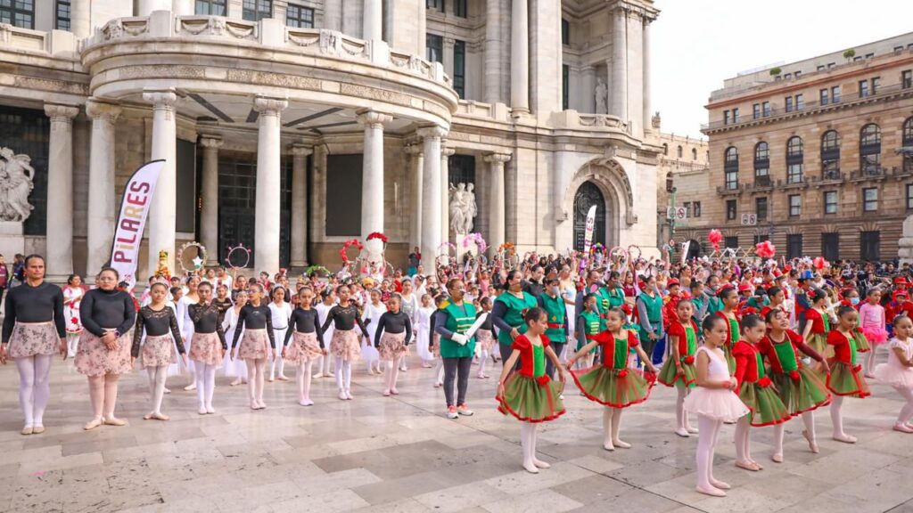 PILARES llevó “El Cascanueces” a la explanada del Palacio de Bellas Artes