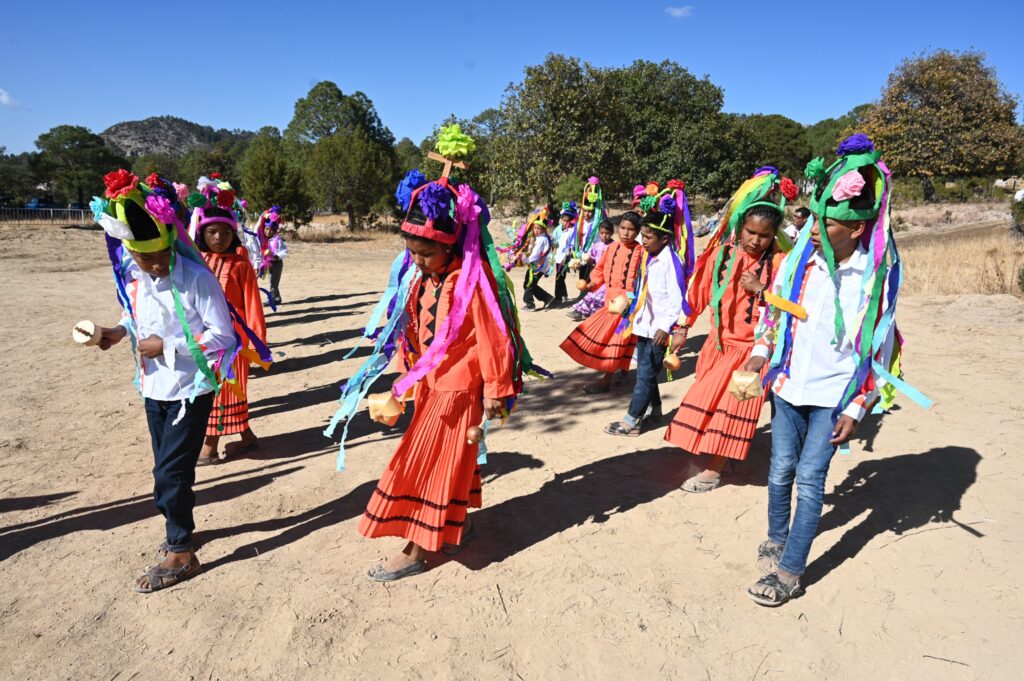 Sheinbaum restituye tierras a comunidades rarámuris de la Sierra Tarahumara