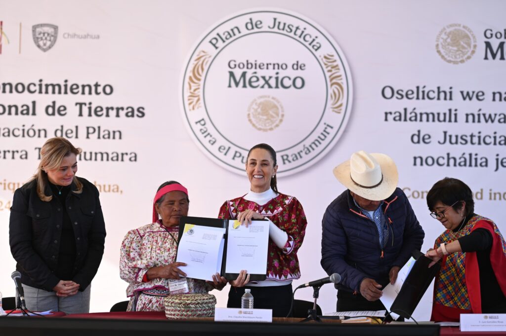 Sheinbaum restituye tierras a comunidades rarámuris de la Sierra Tarahumara