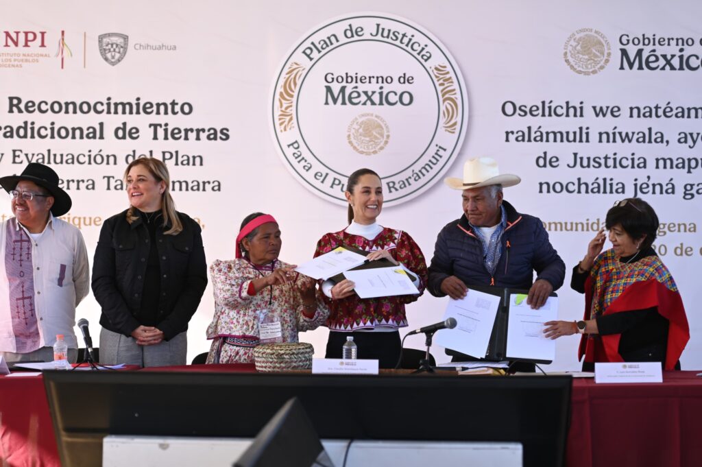 Sheinbaum restituye tierras a comunidades rarámuris de la Sierra Tarahumara