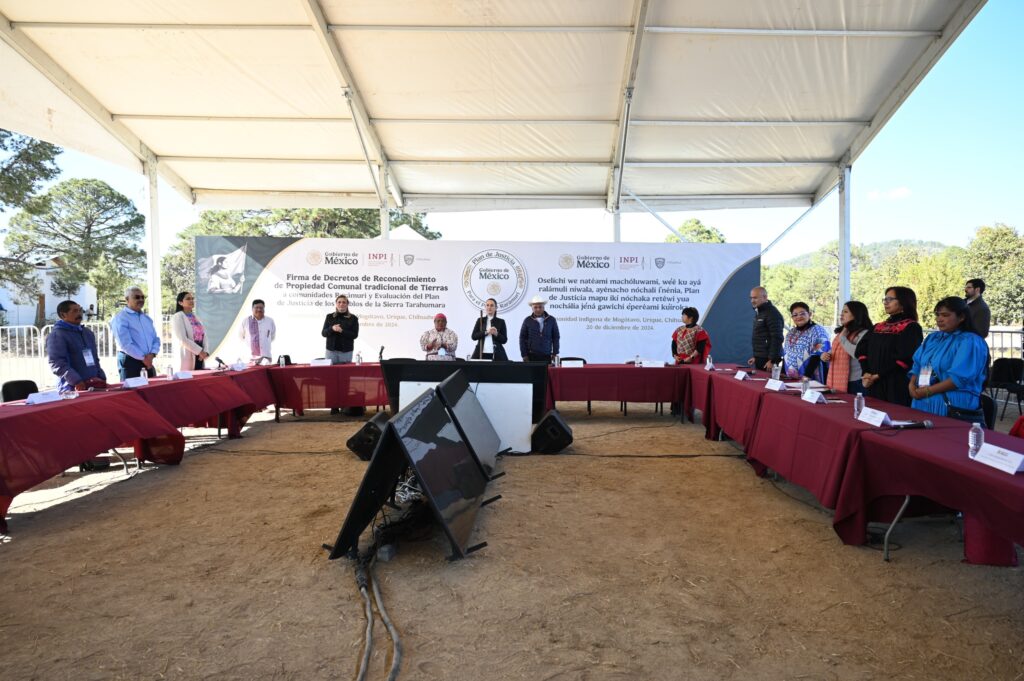 Sheinbaum restituye tierras a comunidades rarámuris de la Sierra Tarahumara