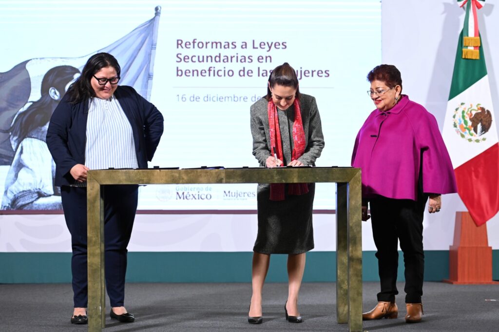 Claudia Sheinbaum firma decreto para fortalecer la protección de las mujeres