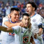 Cruz Azul recupera memoria; Chivas en caída libre