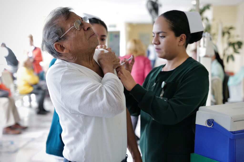 Avanza IMSS en aplicación de vacunas contra influenza y covid-19