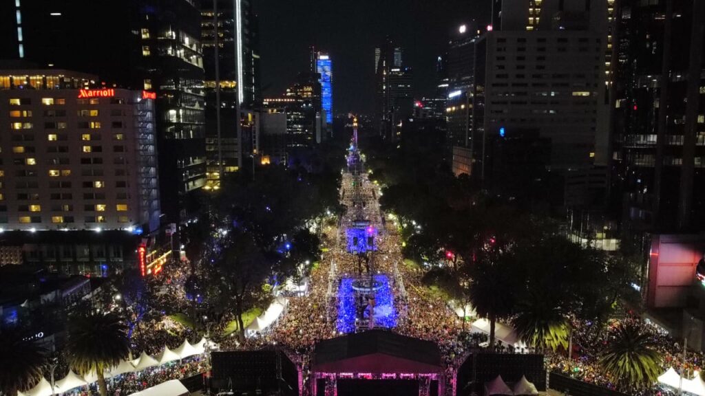 Más de 200 mil personas celebran el Año Nuevo con Polymarchs en Paseo de la Reforma