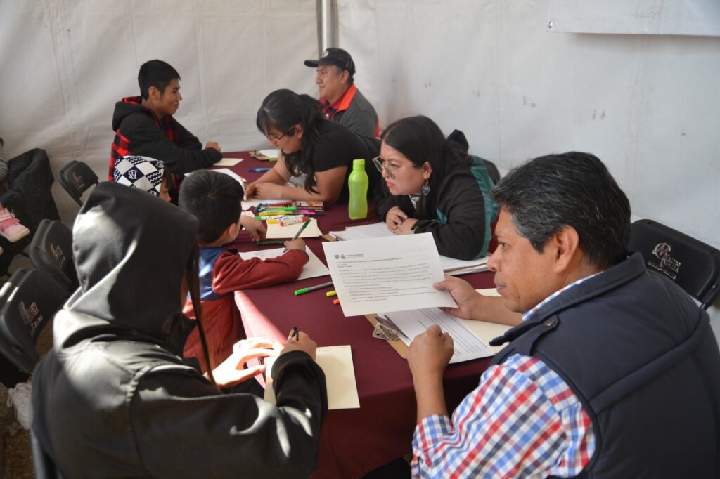 En Tláhuac, entregan cobijas y servicios esenciales a miles de familias